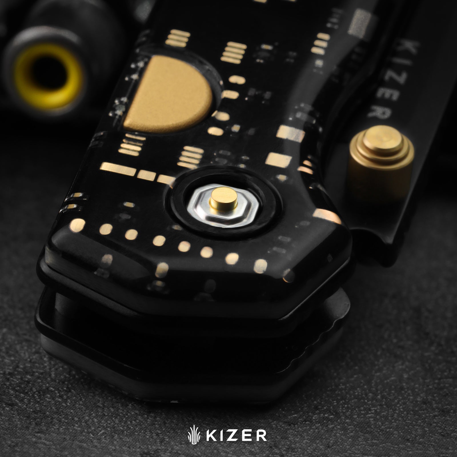 Madrac | Kizer Button Liner Lock™ | 14C28N | Resin & PCB | Black PVD Coating | KizerV™ 3693BSA3