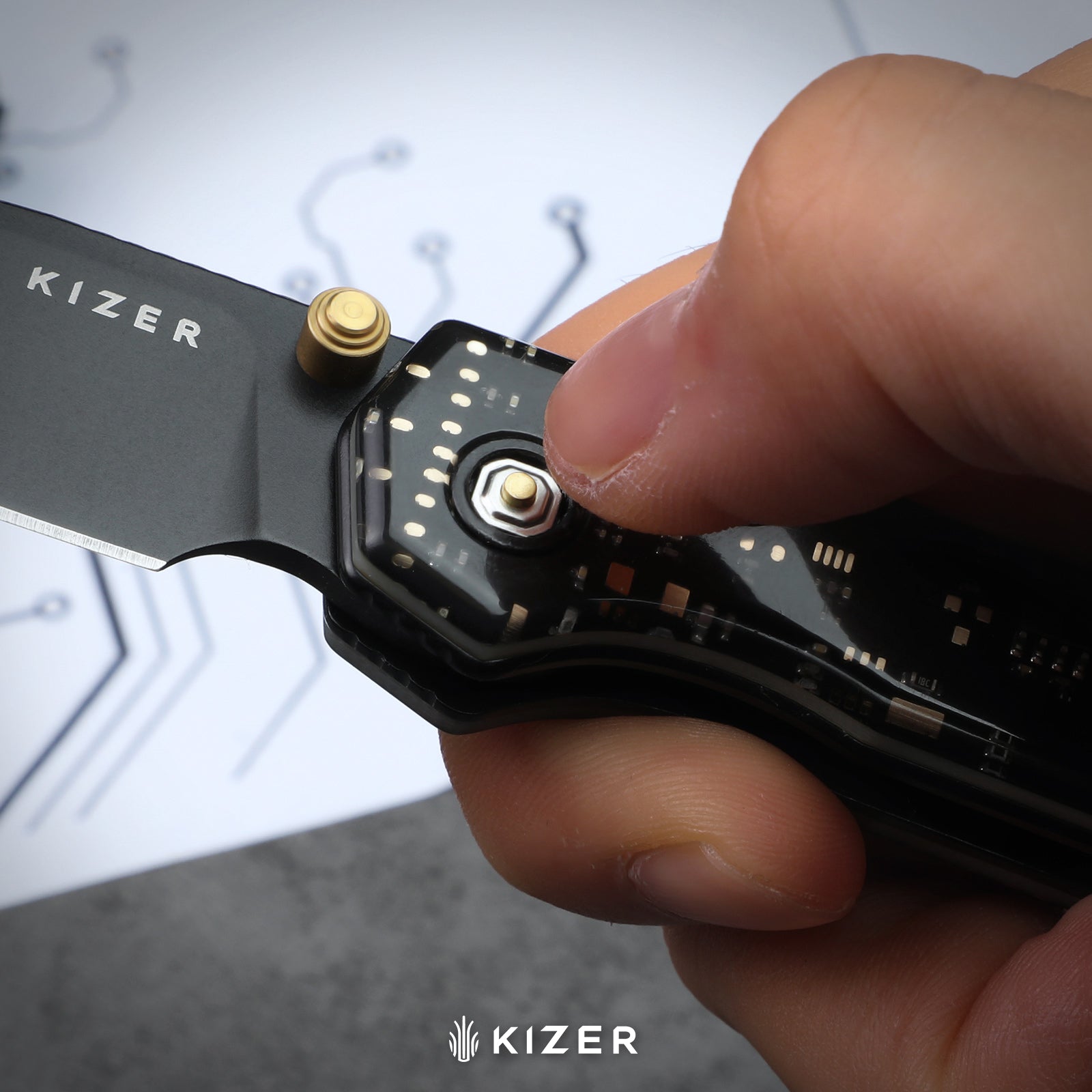 Madrac | Kizer Button Liner Lock™ | 14C28N | Resin & PCB | Black PVD Coating | KizerV™ 3693BSA3